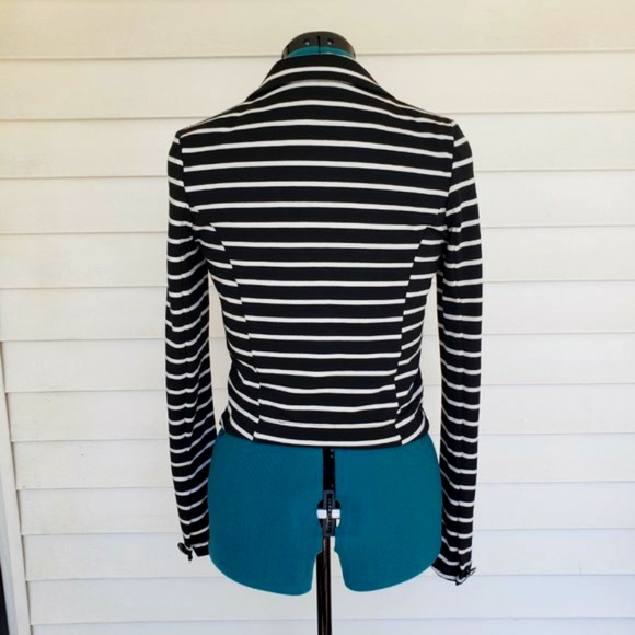 B&W Stripped Cropped Blazer - Picture 5 of 9